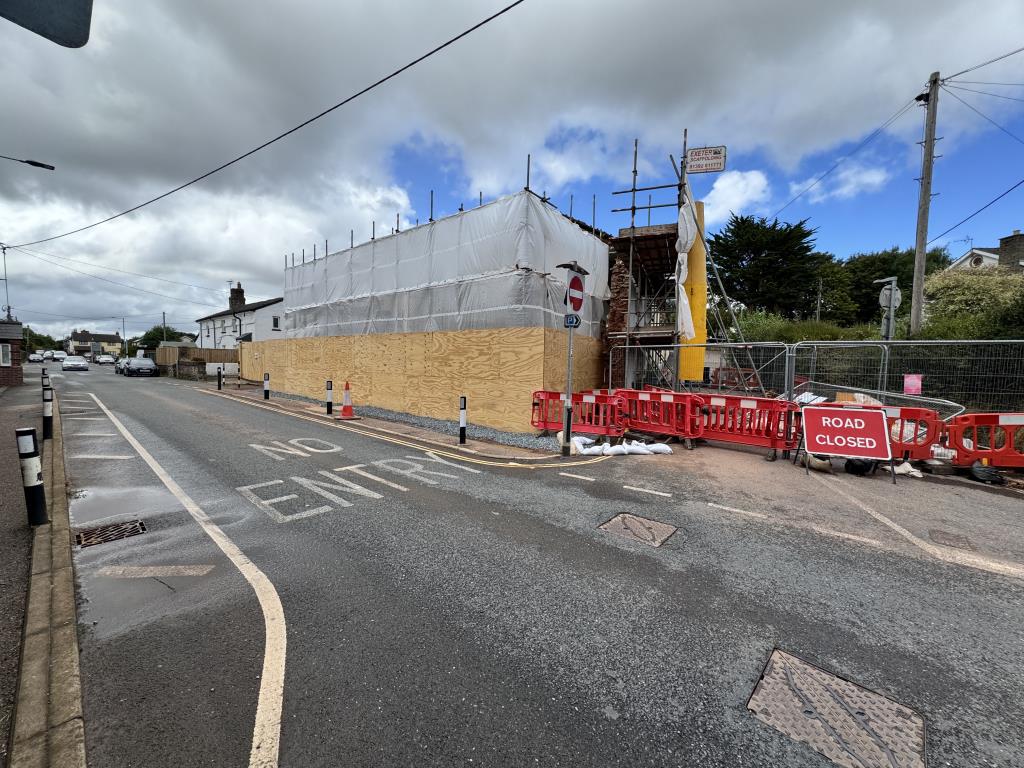 Lot: 195 - DILAPIDATED PUBLIC HOUSE WITH PLANNING FOR PART CONVERSION - Street view
